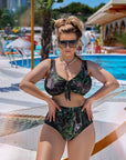 Two-piece swimsuit от polyester, с ярки цветове и моден дизайн за плаж или басейн.