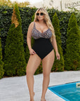 One-piece swimsuit  от polyester с ярък дизайн, подходящ за плаж и плуване.
