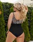 One-piece swimsuit  от polyester, модел с ярки цветове и елегантен дизайн, подходящ за плаж и плуване.