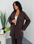 Striped business-style set, including trousers and blazer, made from polyester, viscose and spandex, with an elegant design.