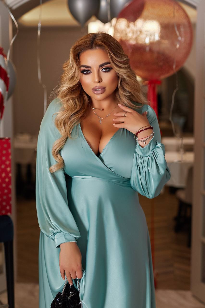 Hosszú ruha nyakkivágással