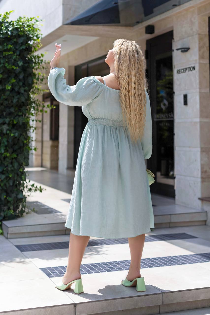 Vestido midi con un corte interesante.