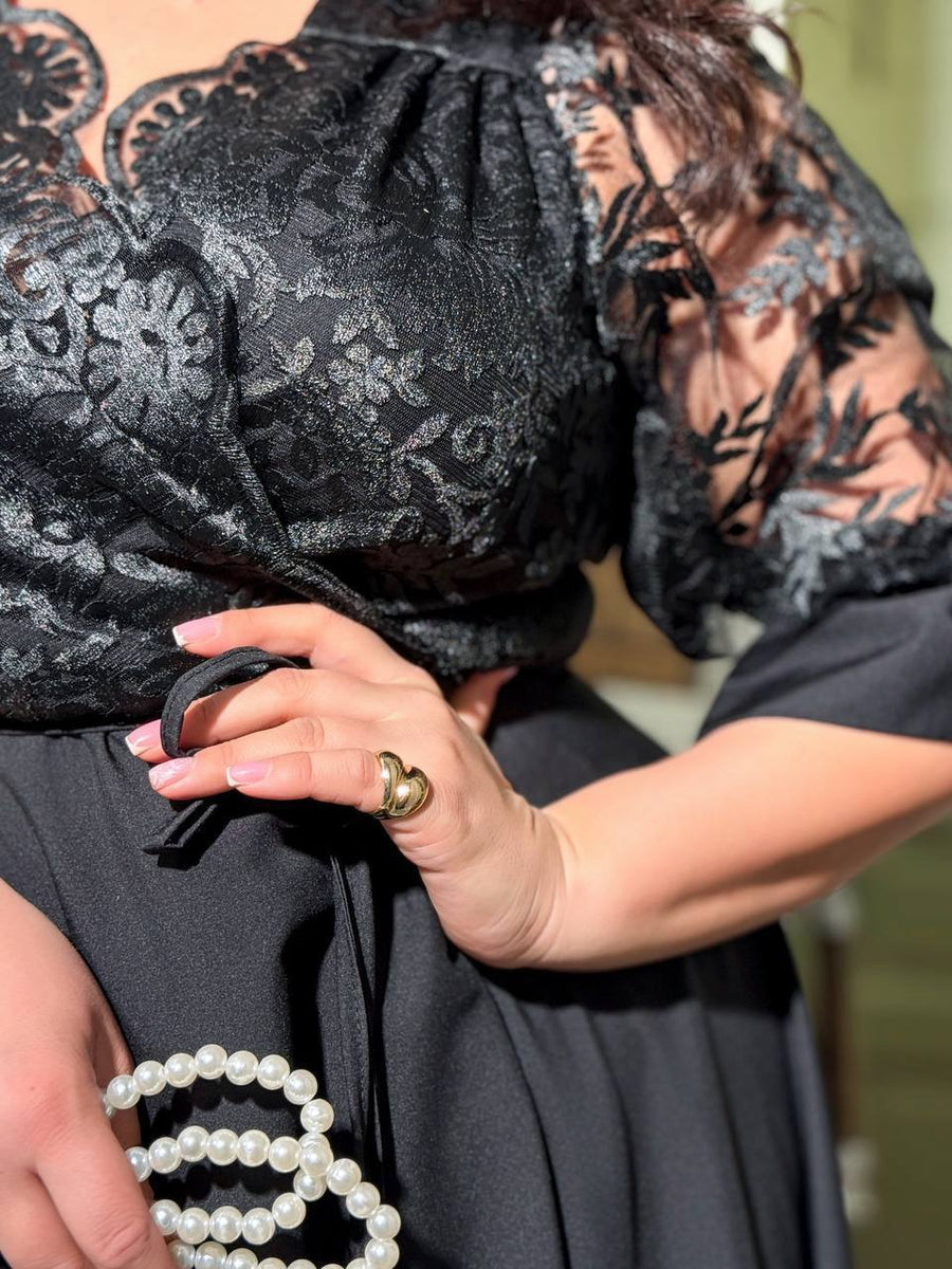 Duga haljina s izvezenom mrežom