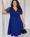 Short dress with decorated mesh , polyester, viscose и lycra, модел с елегантен дизайн и текстурирани детайли.