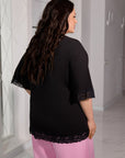Лятна Whiteа Lace T-shirt  от cotton и elastane, подходяща за ежедневна носене, с деликатен дизайн и текстура.