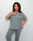 Set with cropped shorts  от cotton и polyester, подходящ за ежедневна носия, показан върху модел.