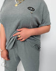 Set with cropped shorts  от cotton и polyester, подходящ за ежедневен стил, изображение на моден комплект.