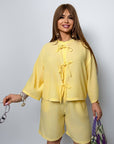 Linenен комплект с къси pantsи от смес linen и polyester, светъл цвят, подходящ за летни дни, показан на изображението.