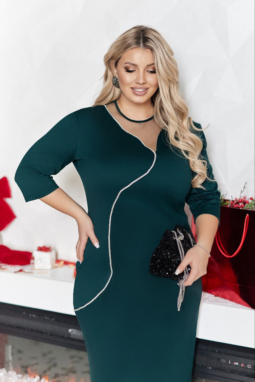 Abito aderente con pietre