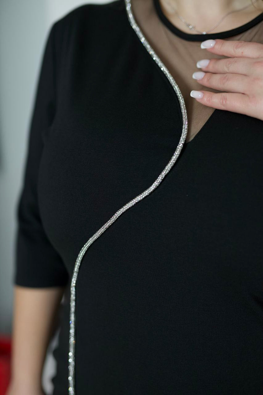 Abito aderente con pietre