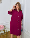 Комплект с Shirt-style dress in a loose fit, polyester и viscose, изображение на модел, показваща ежедневен стил.