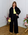 Комплект от linenена shirt и pants със смес от linen и polyester, светъл цвят, подходящ за летни облекла.