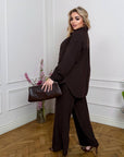 Комплект от linenена shirt и pants с 80% linen и 20% polyester, подходящ за летни ежедневни облекла.