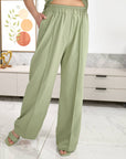 Set of vest and trousers  на марка със 90% polyester и 10% viscose, изображение на модел с дрехи.