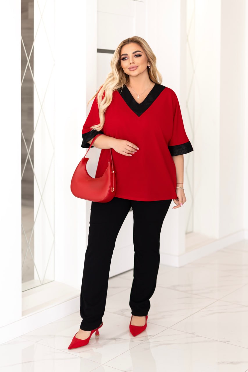 Setați cu un decolteu triunghiular