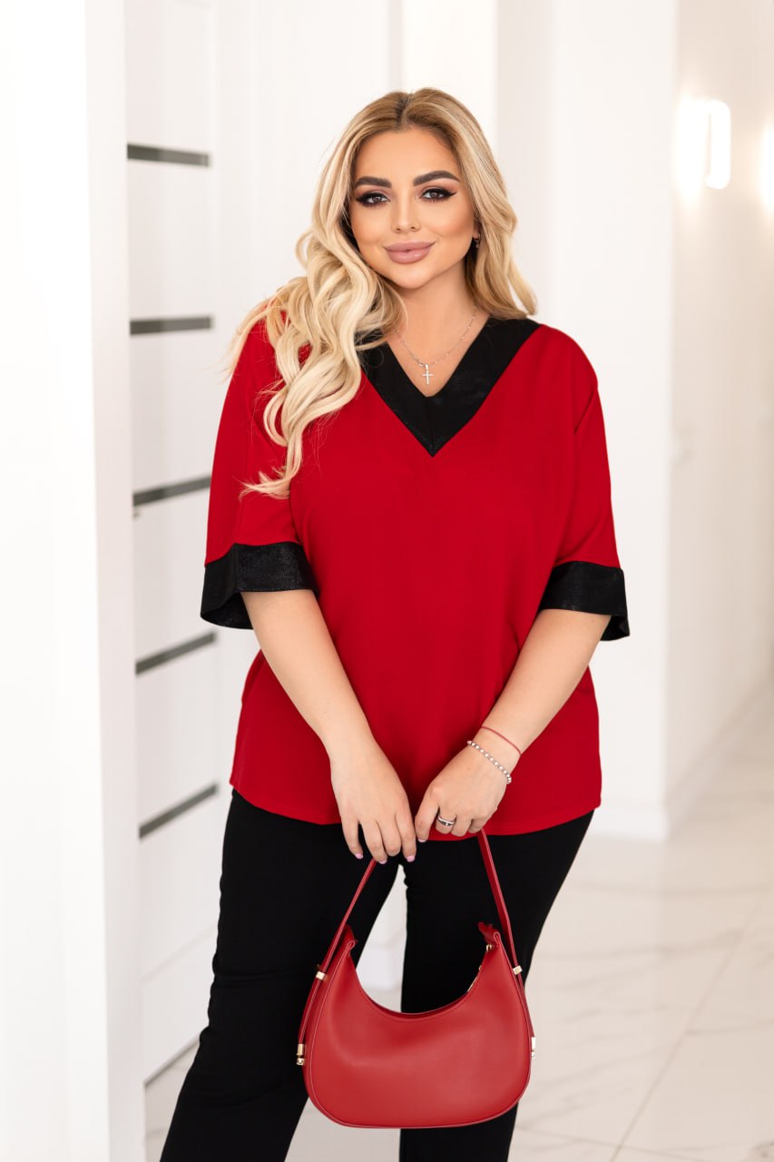 Setați cu un decolteu triunghiular