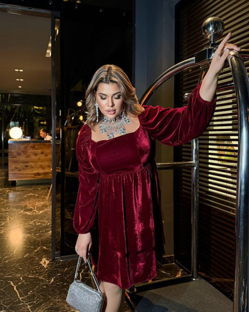 Krátké sametové šaty