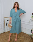 Комплект от linenена blouse с връзки и linenени shorts, подходящ за летен стил, с естествени материи и комфортен дизайн.