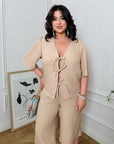 Комплект от linenена blouse с връзки и linenени shorts, Composition 80% linen, 20% polyester, на модел върху White фон.