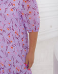 Floral chiffon dress  на марка YR, с плат 50% viscose и 50% polyester, показана на модел.