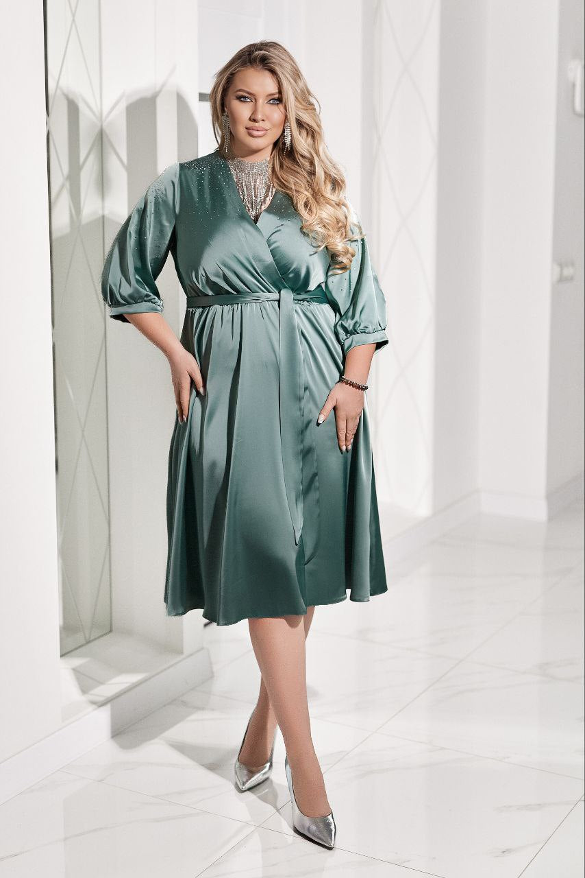 Satijnen jurkje met steentjes