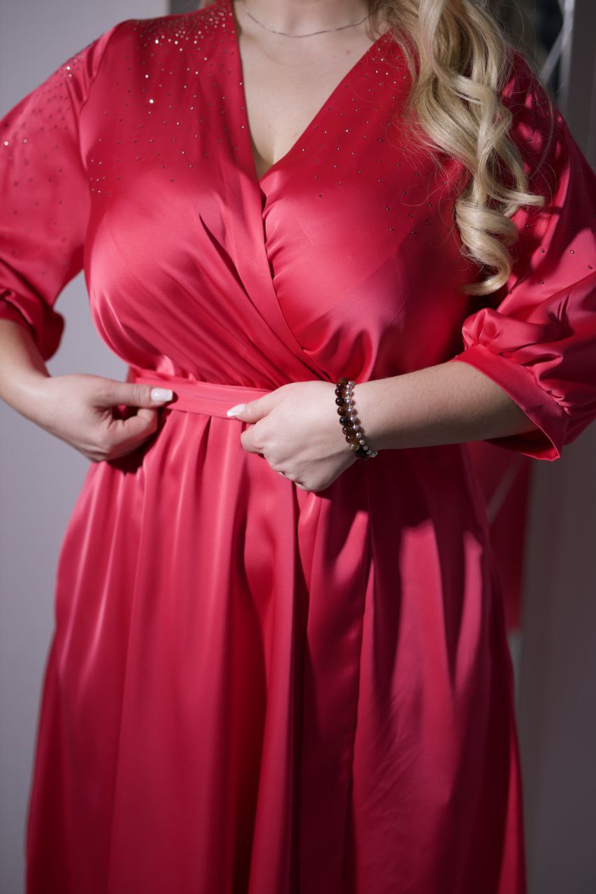 Satijnen jurkje met steentjes