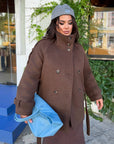 Set with a short coat with wool and warm lining, acrylic 80% and wool 20%, image of a model against a background.