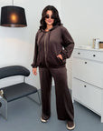 Velvet set with back embroidery, cotton and polyester, with detailed sewn image on the soft fabric.