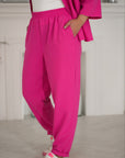 Pantalón de lino con piedras decorativas.