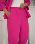 Pantalón de lino con piedras decorativas.
