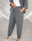 Pantalón de lino con piedras decorativas.
