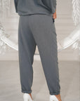 Pantalón de lino con piedras decorativas.