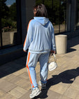 Hooded velvet set, soft and comfortable, made from viscose, cotton and elastane, with hood and long sleeves.