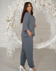 Pantalón de lino con piedras decorativas.