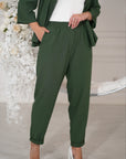 Pantalón de lino con piedras decorativas.