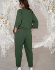Pantalón de lino con piedras decorativas.