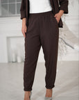 Pantalón de lino con piedras decorativas.
