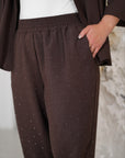 Pantalón de lino con piedras decorativas.