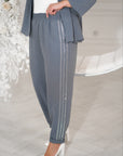 Ленен комплект pants с декоративни камъни и linenти, произведен от 80% linen и 20% polyester, изображение на модел.