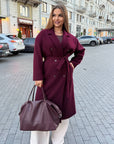 Long faux-cashmere coat with polyester, viscose and wool, with an elegant design and warm texture.