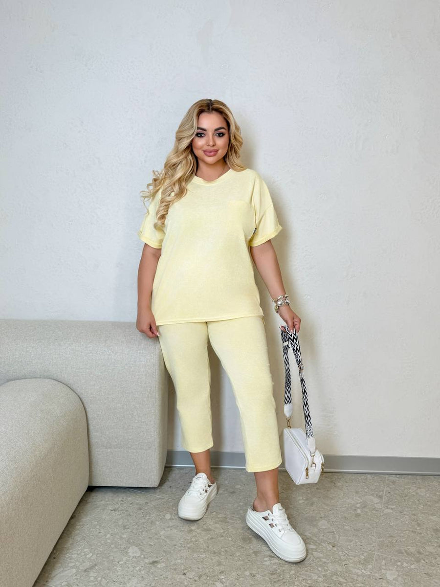 Set of T-shirt and cropped shorts