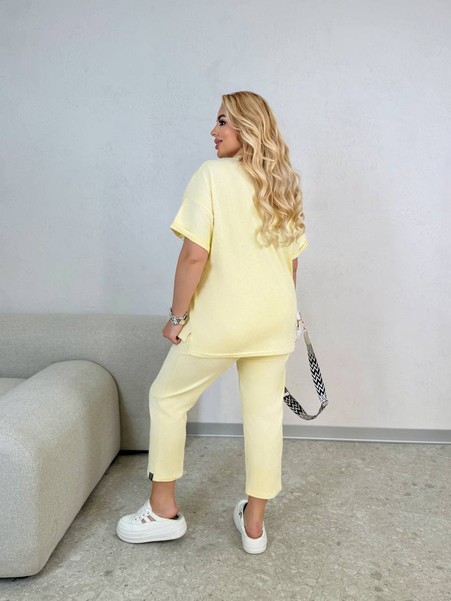 Set of T-shirt and cropped shorts