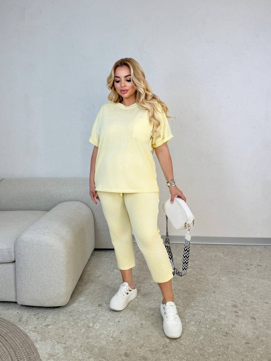 Set of T-shirt and cropped shorts