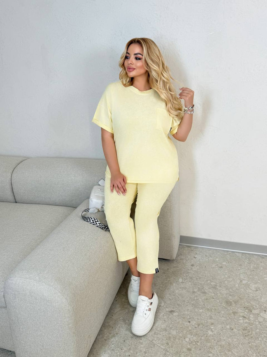 Set of T-shirt and cropped shorts