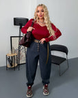 Corduroy trousers from an Italian brand, with viscose, cotton and elastane, shown in the photo.