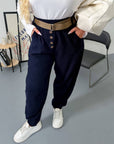 Corduroy trousers from the IT brand, with viscose, cotton and elastane, shown on a model, with thin cuts and comfortable design.