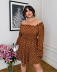 Polka dot short dress  от polyester и lycra, с кройка и десен на малки черни точки, подходяща за ежедневни и вечерни събития.