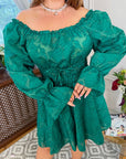 Къса organza рокля от polyester с деликатен дизайн и елегантен силует, подходяща за специален повод.