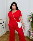 Knit set  с cotton, polyester и elastan, показан върху модел, в меки и комфортни цветове.