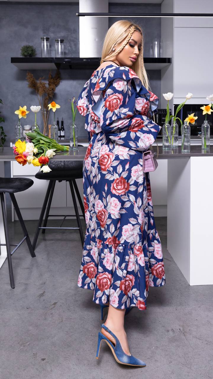 Sukienka wykonana z delikatnej tkaniny w kwiaty